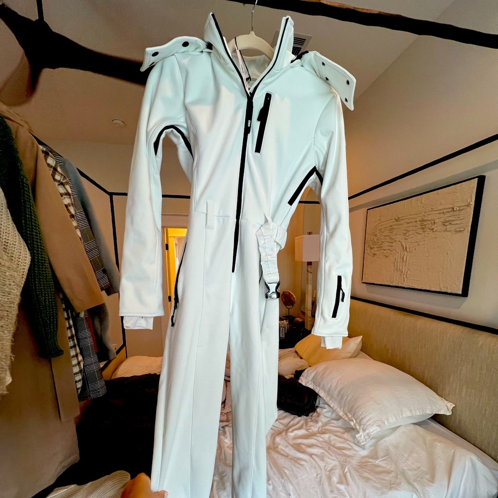 NWT women ski suite size 4 with fur hood